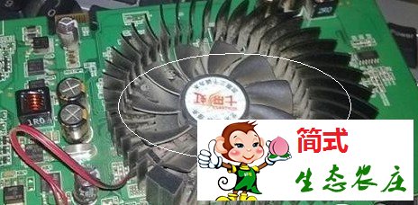 電腦使用較長時間后CPU散熱風扇上容易積累大量灰塵